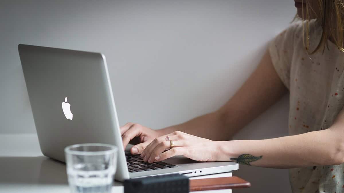 Continuità didattica su sostegno: il DM 32/2025 accende lo scontro tra sindacati - Docente al PC