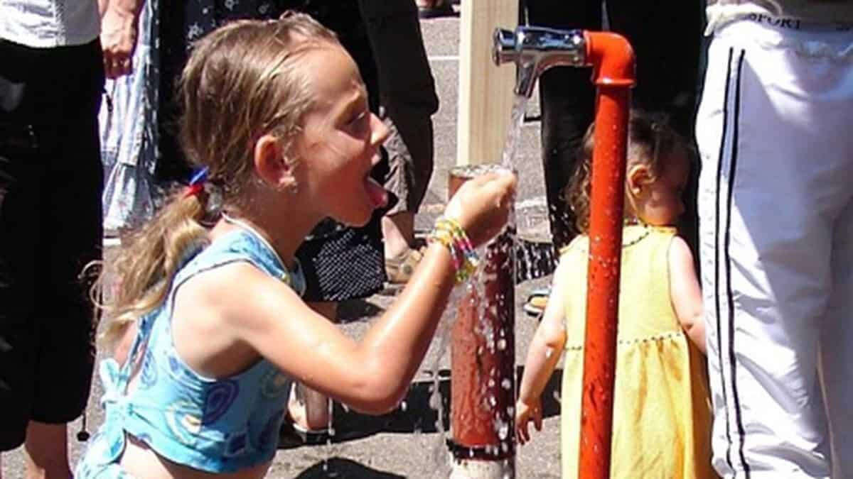 Bambini stremati dal caldo a scuola: malori in classe e infanzia in difficoltà fino al 30 giugno - bambina alla fontanella