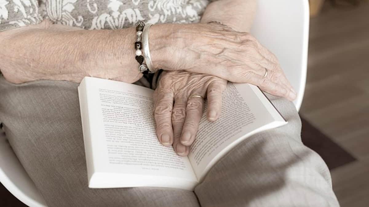 A 86 anni torna a scuola per la licenza media - Anziana che legge