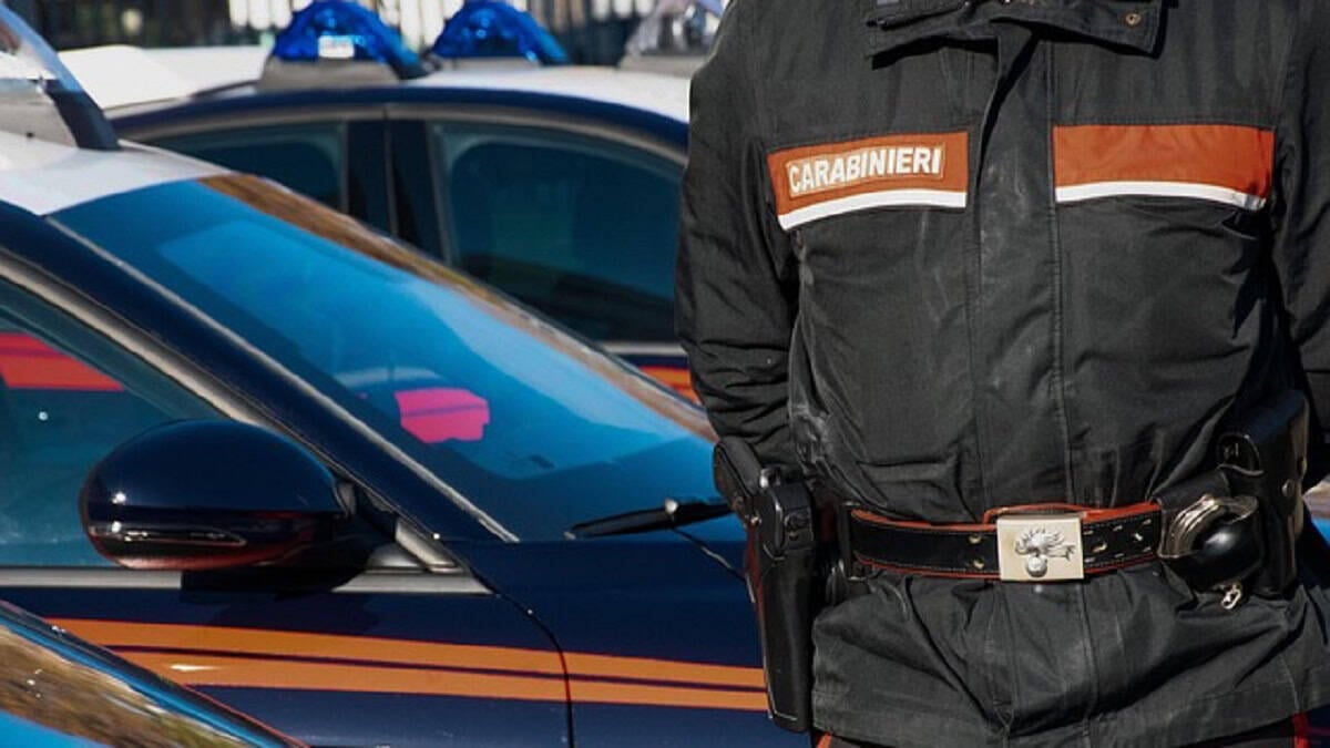 Carabinieri aggrediti fuori scuola a Macerata: uomo minaccia i genitori e semina il panico - Carabinieri
