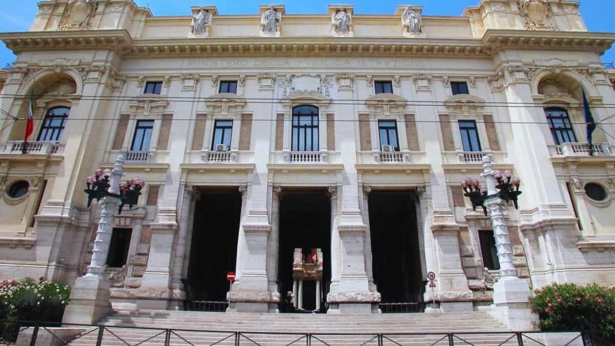 Concorso scuola secondaria per discipline letterarie e latino – 30 posti in Calabria e Sicilia, scadenza 16 agosto 2025 [Bando] - Sede del MiM