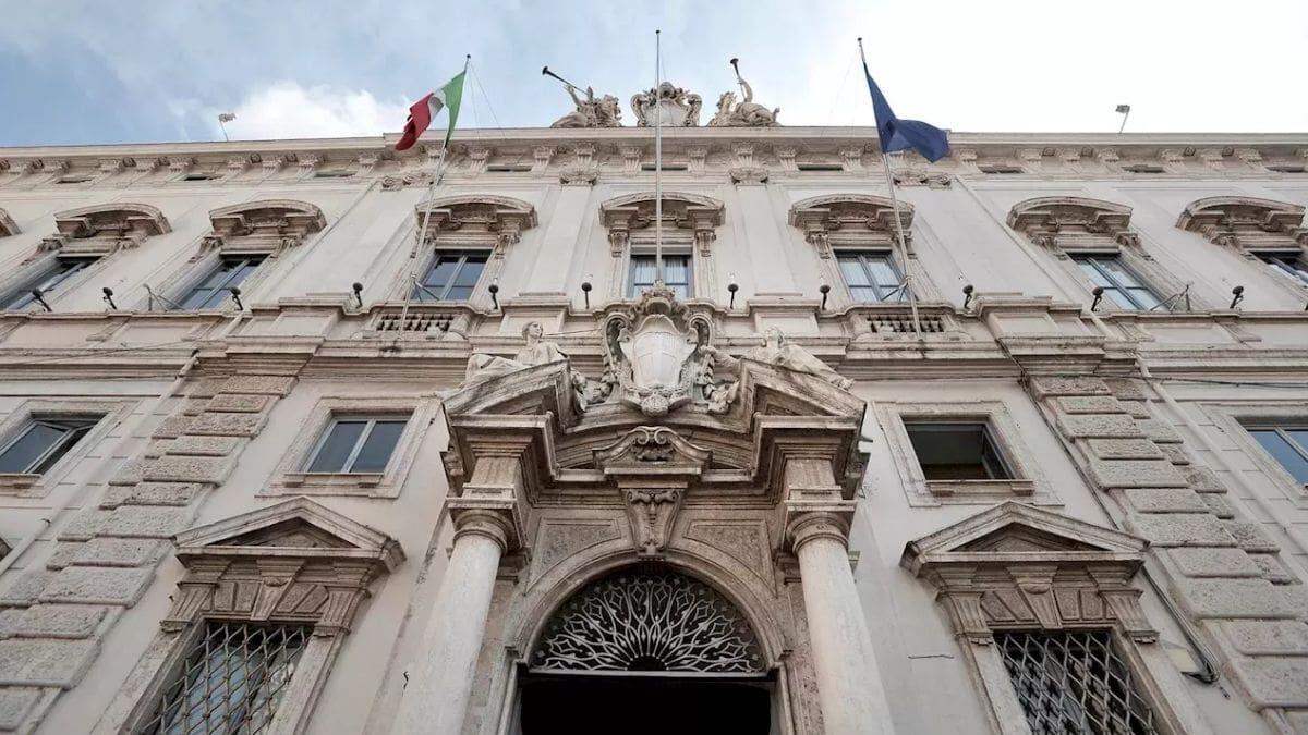 Stipendi PA, la Consulta dichiara illegittimo il tetto dei 240mila euro: la scuola sempre più al palo - La sede della Corte Costituzionale