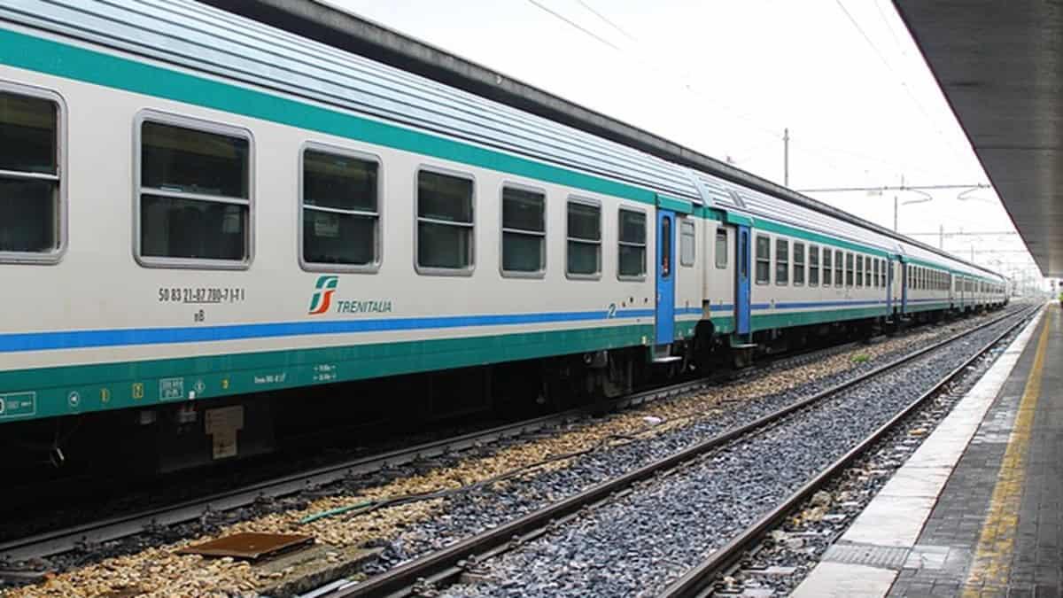 Assegnazioni provvisorie 2025/26: esclusi i neoassunti da concorso e GaE - mobilità in treno