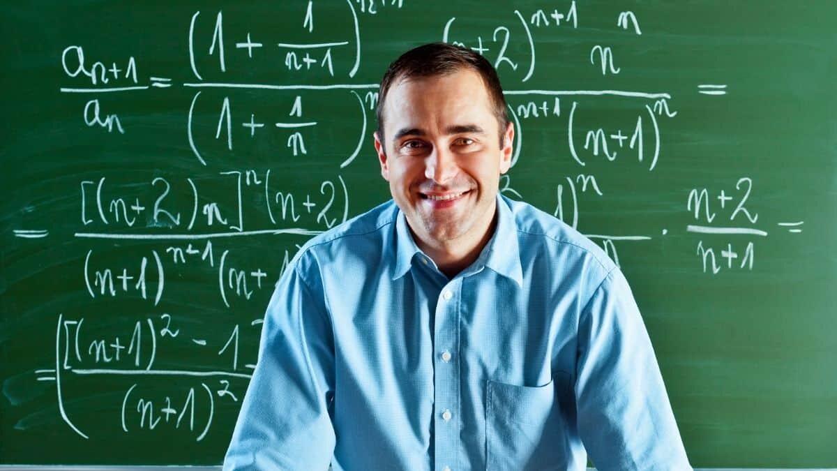 Immissioni in ruolo docenti 2025/26: chiarimenti sulle graduatorie e le rinunce degli idonei - Un insegnanti davanti alla lavagna