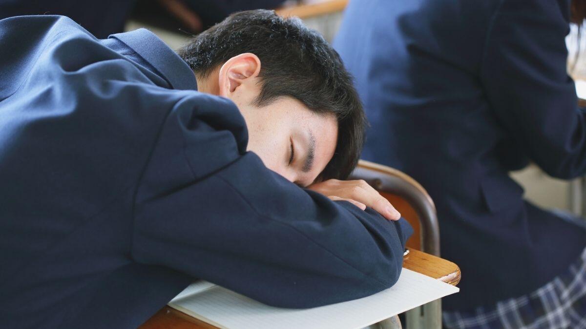 Carenza di sonno e violenza: un legame pericoloso tra gli adolescenti - Uno studente che dorme sul proprio banco