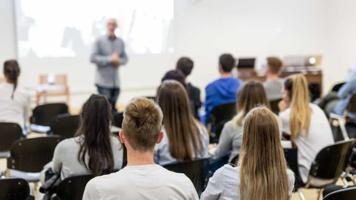 Formazione docenti: cosa c'è da sapere su retribuzione, permessi e regole - Formazione continua