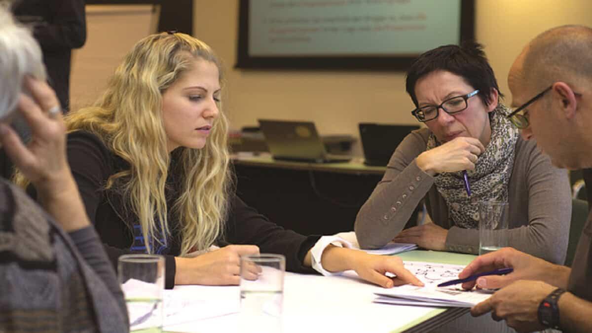 Nuova circolare, stop ai temi geopolitici - docenti in riunione