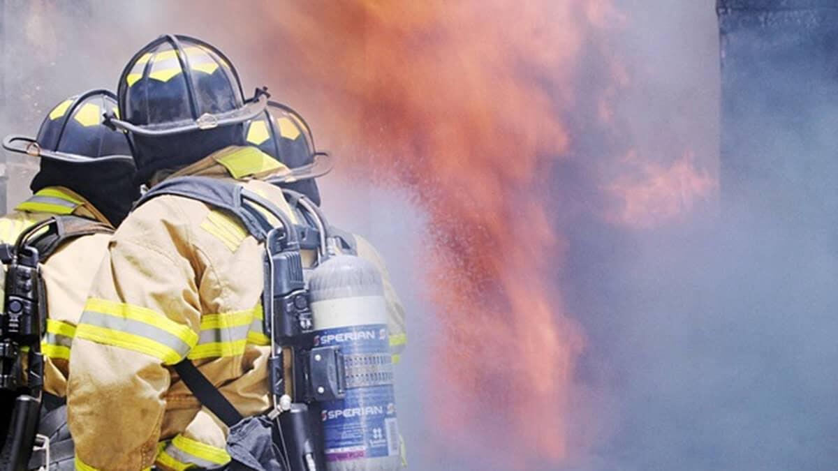 Liceo in fiamme: 2 milioni di danni dopo l'occupazione - Pompieri spengono il fuoco