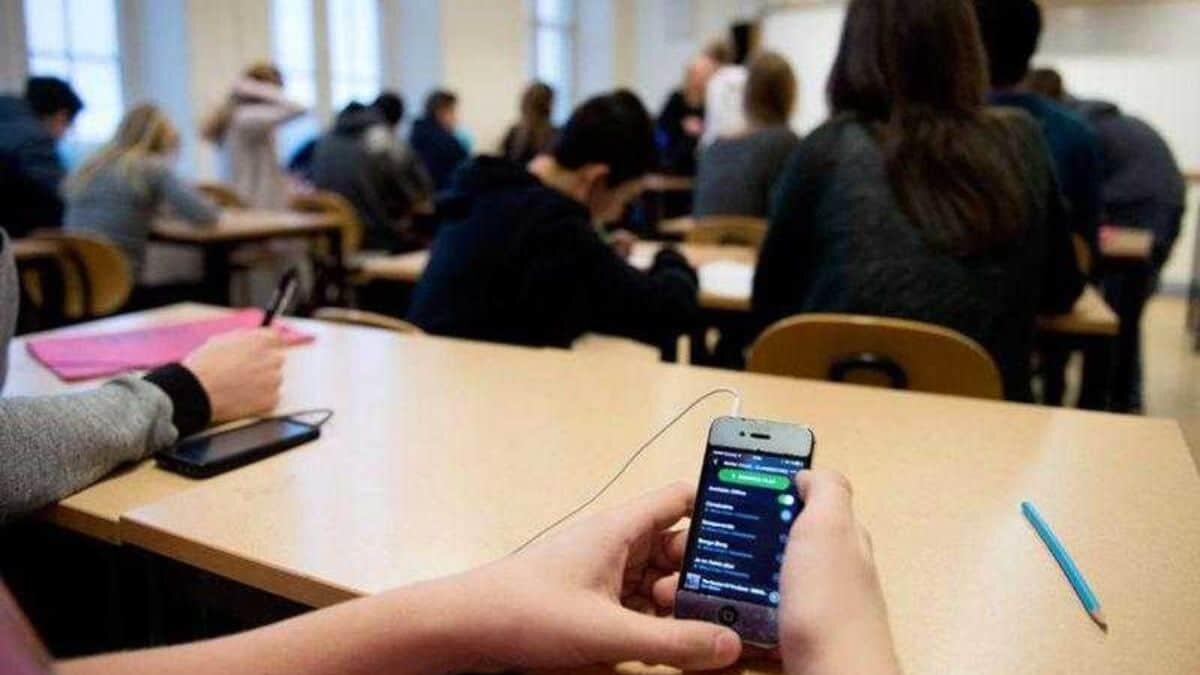 Smartphone vietati in aula: tutte le novità introdotte con le nuove regole - divieto dello smartphone