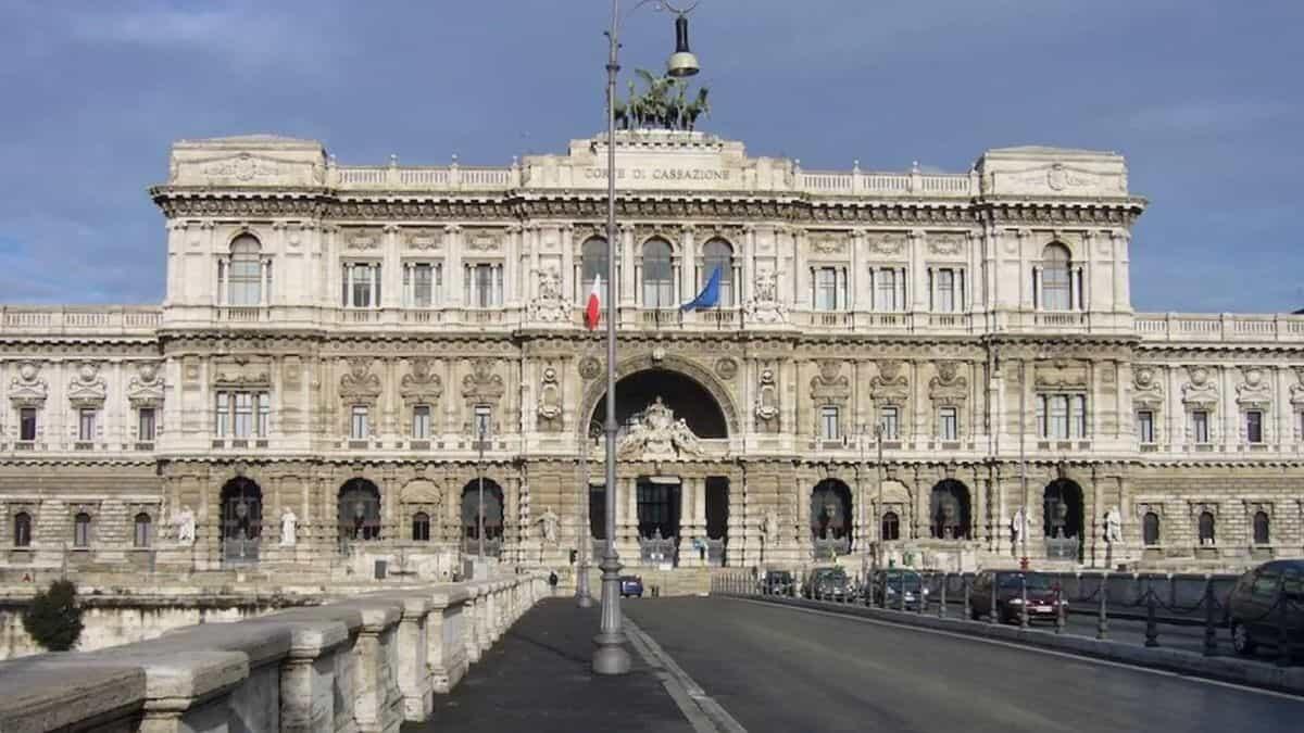 Maltrattamento per body shaming: padre condannato per insulti alla figlia - Corte di Cassazione