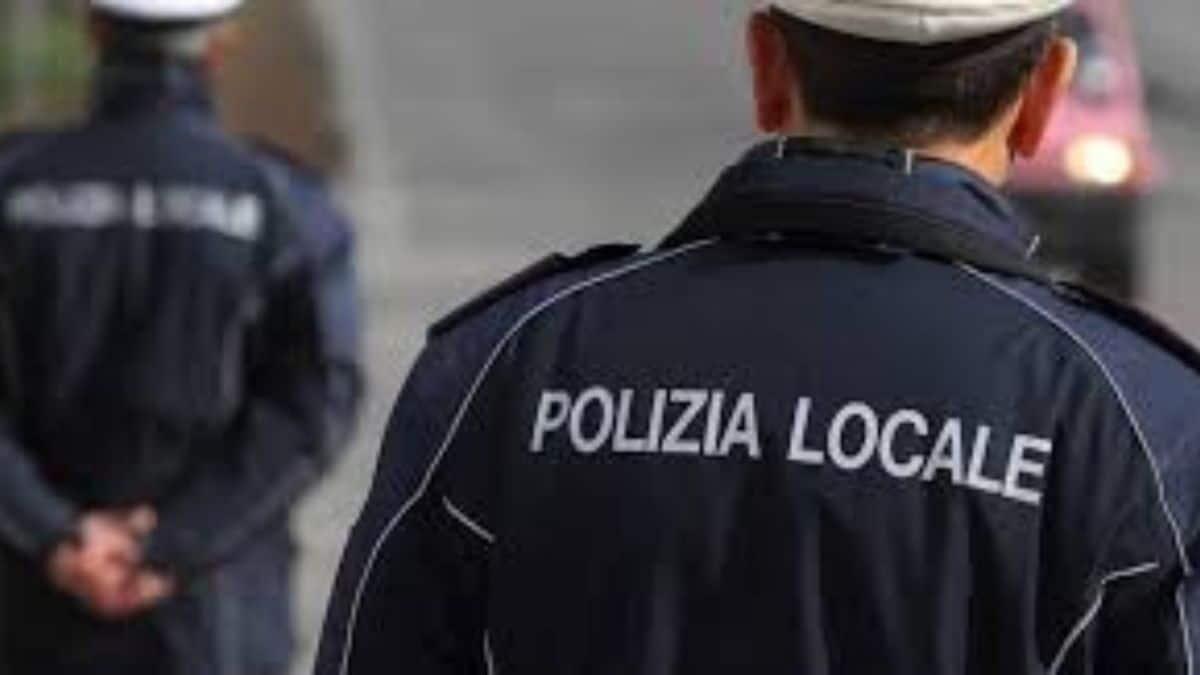 Scuola, padre attraversa fuori dalle strisce per accompagnare il figlio: scatta la multa - polizia locale