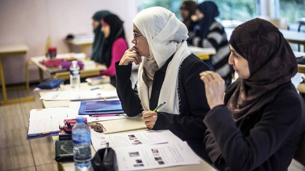 Separatismo islamico: proposta di legge FdI contro il velo integrale anche a scuola - 