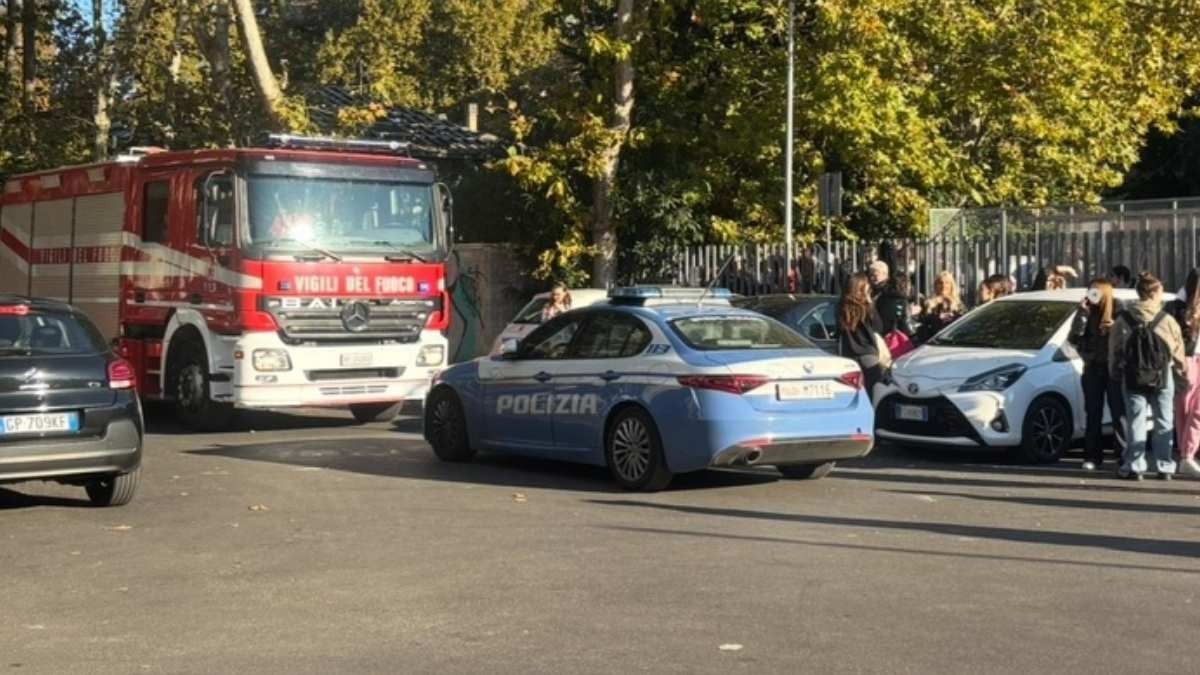 Evacuato il Marconi di Pescara: il Sindaco ordina la chiusura dopo i malori di 50 studenti Evacuato il Marconi di Pescara: il Sindaco ordina la chiusura dopo i malori di 50 studenti