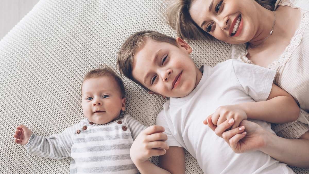 Bonus mamme 2025 docenti e ATA: guida alla domanda - Mamma con due figli