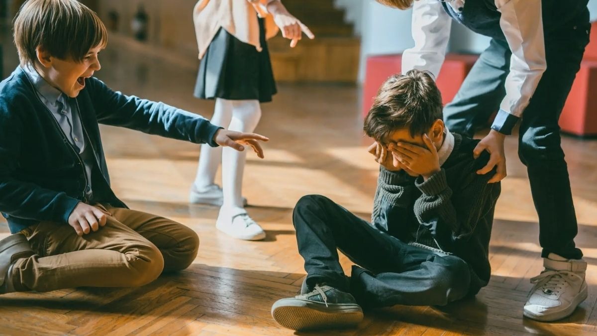 Studente picchiato a scuola, i prof non intervengono: la denuncia della madre - Rissa tra studenti