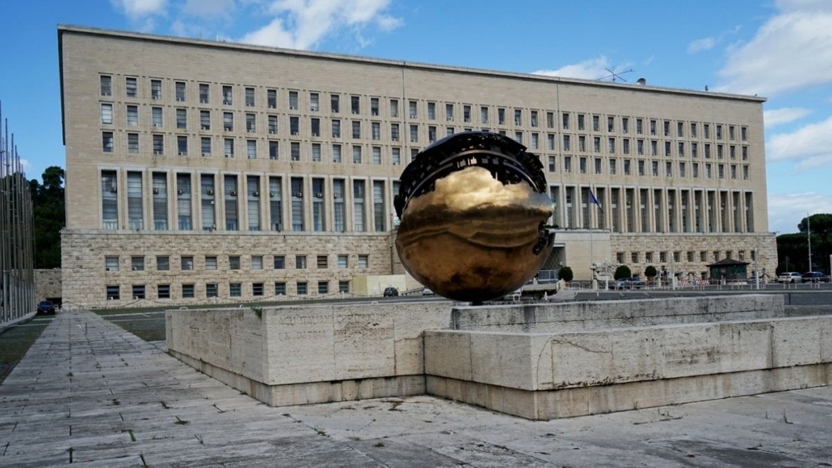 Scuole italiane all’estero: siglato rinnovo CCNI 2025/26, tra le novità la formazione retribuita - La Farnesina - sede del Ministero degli Esteri