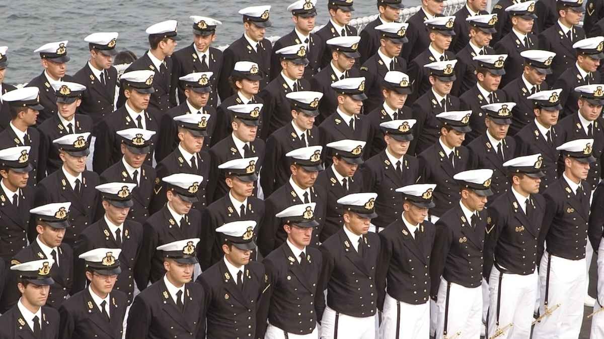 Concorso Marina Militare 2026: bando VFI 2.500 posti, scadenza 26/11 - Cadetti della Marina Militare schierati