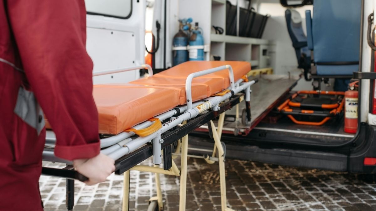 Aggressione in una scuola di Frosinone: liquido addosso a un collaboratore - Ambulanza