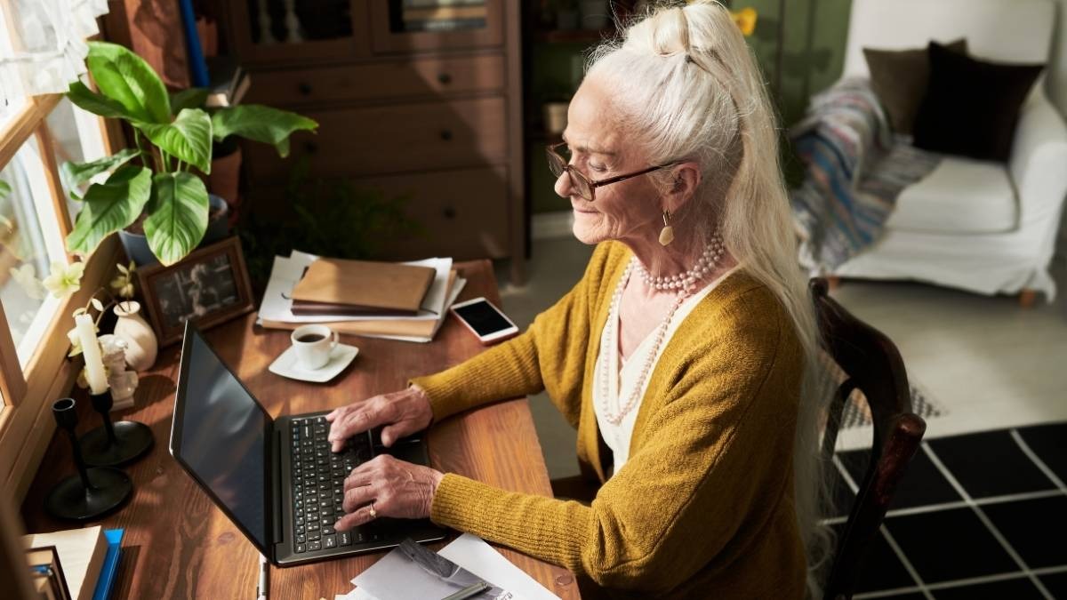 Mantova, registro elettronico hackerato: segnalati alla Procura 2 studenti - Donna che lavora con il notebook