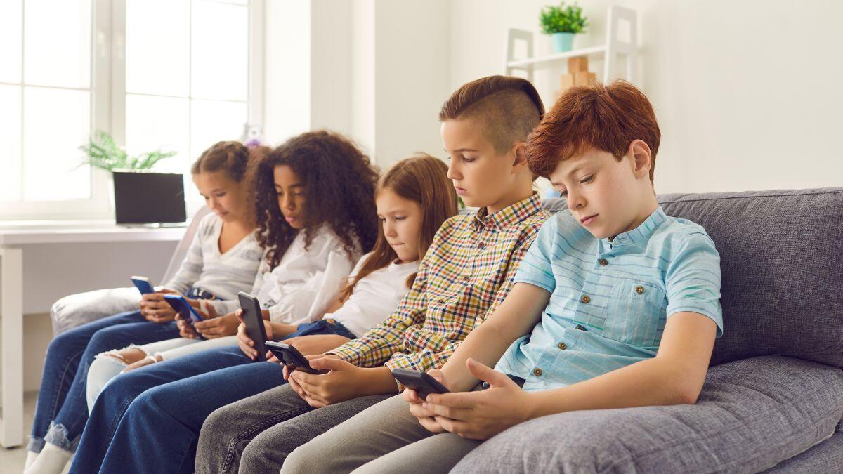 Bambini tra iper-attività e schermi: allarme di Joel Dicker - Uso eccessivo di smartphone