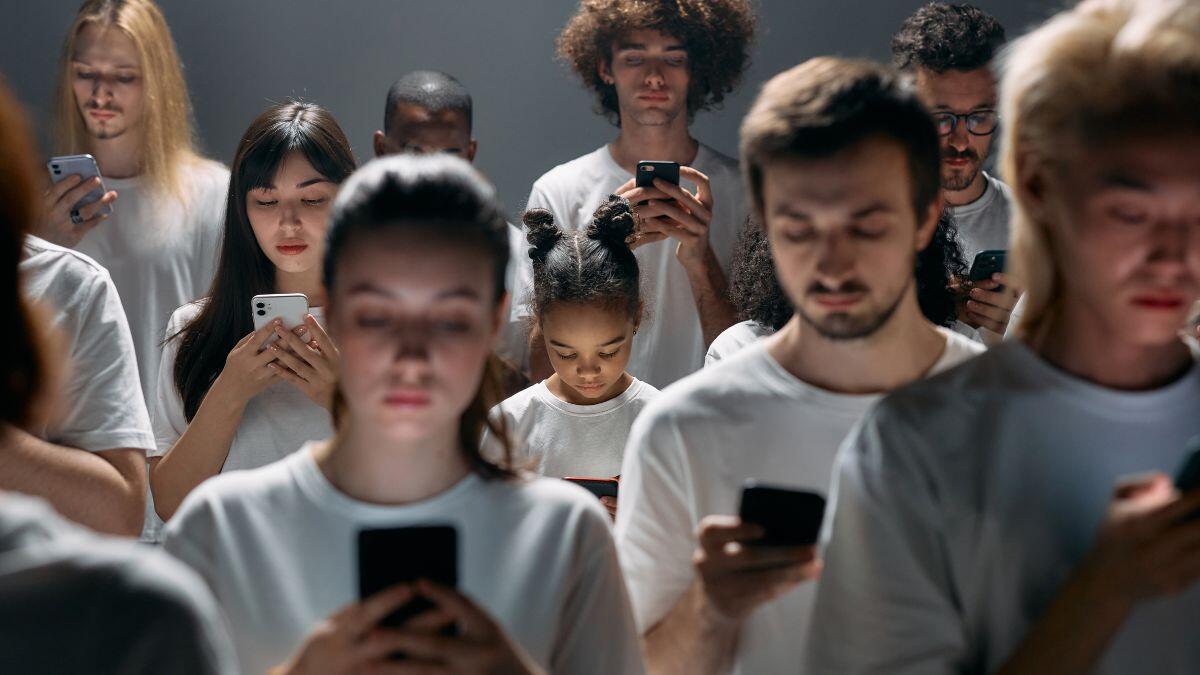 Adolescenti prigionieri degli schermi: 'cocaina digitale' - Dipendenza da smartphone