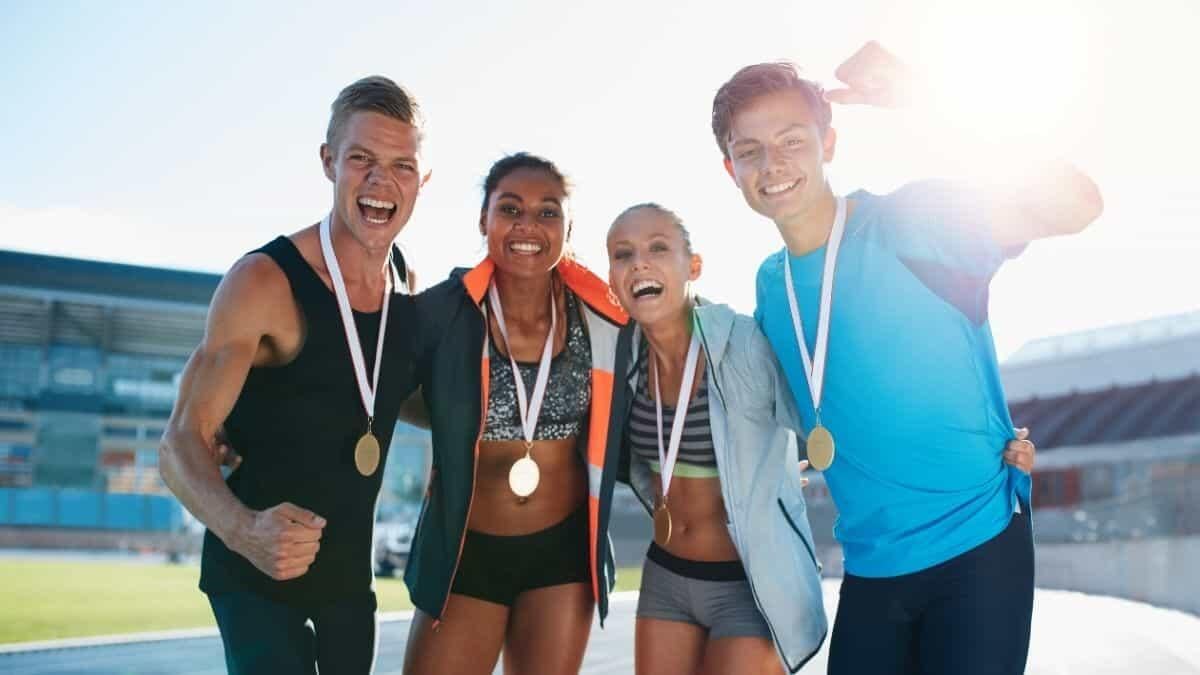 Studenti-atleti: equilibrio tra scuola, sport e benessere psicologico - Alcuni atleti celebrano la loro vittoria sportiva