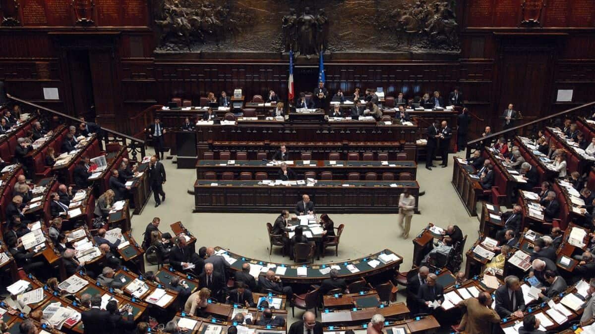 Manovra, tagli ai ministeri: sanità, scuola e accoglienza sotto esame - Interrogazione Parlamentare