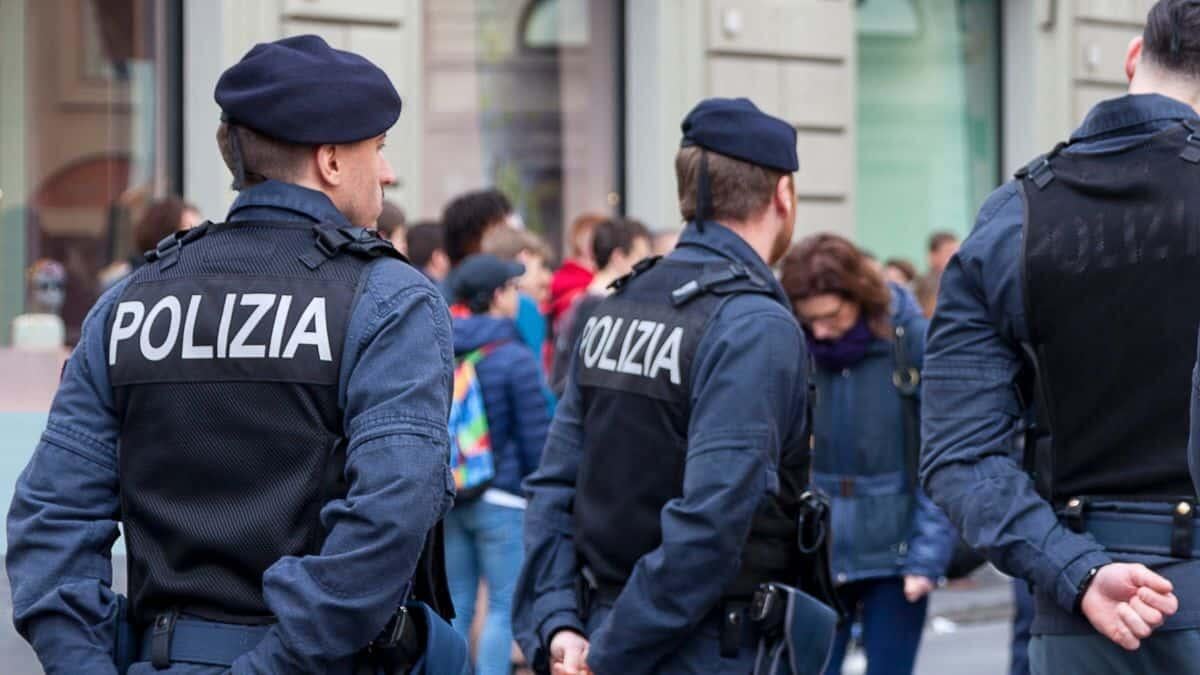 Polizia a scuola con YouPol: prevenzione contro il bullismo - Polizia di Stato
