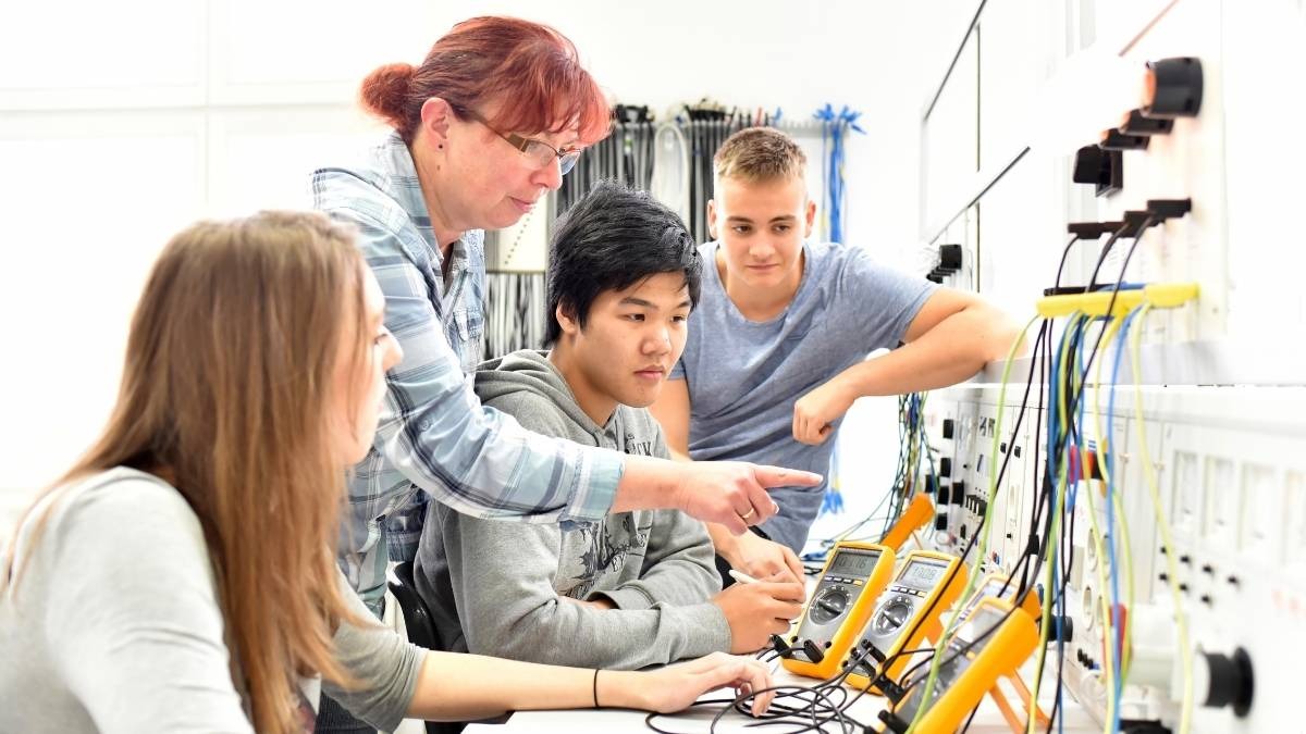 Fuga dei cervelli dal Sud: ecco quanto costa, report Censis-Confcooperative - Insegnante Tecnico Pratico durante un'attività di laboratorio