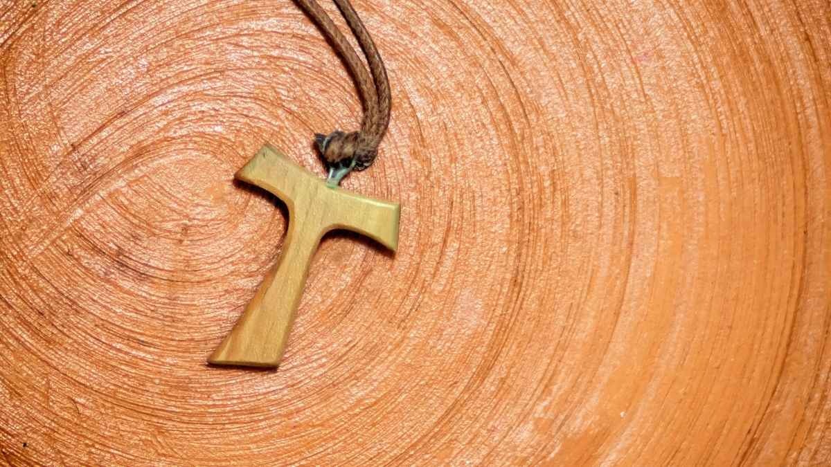 Simboli religiosi docenti: una petizione in Svizzera li vuole abolire - Catenina con la croce