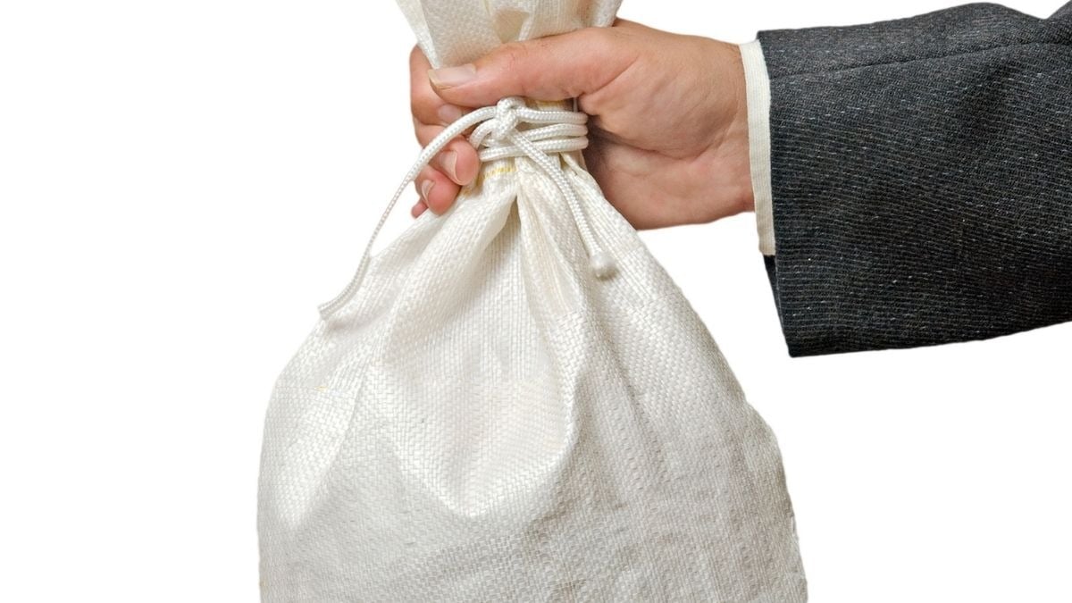 Recanati, studente porta le proprie feci in classe: scatta subito la sanzione - Un sacco chiuso e tenuto in mano