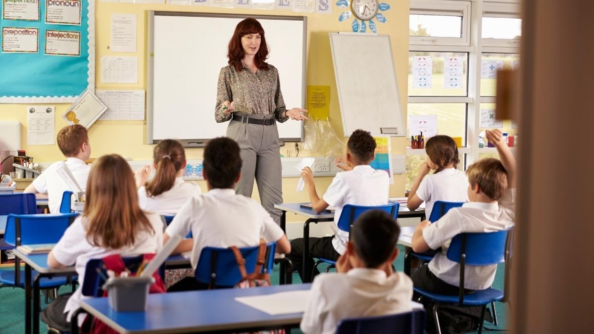 Classi speciali: un docente su quattro è favorevole alla reintroduzione - Insegnante in classe