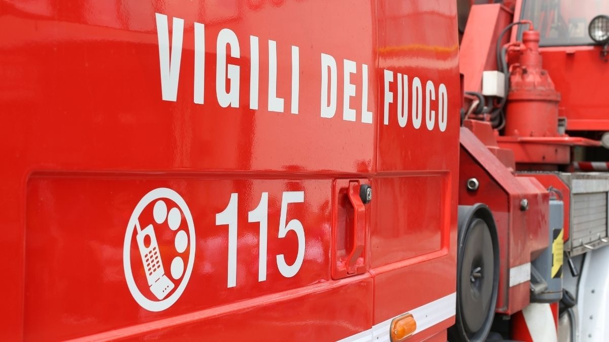 Incidente in una scuola di Firenze: studente ferito da materiale caduto dal tetto - Vigili del Fuoco