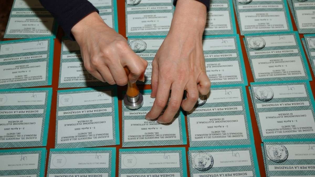 Elezioni regionali: cosa sapere sui permessi per docenti e ATA coinvolti nei seggi - Schede elettorali