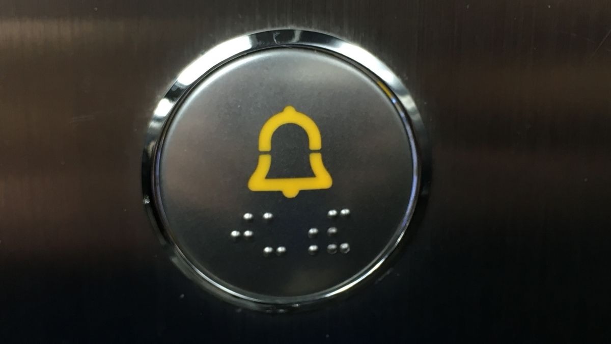 Ascensore guasto al Liceo Croce di Palermo: diritti negati da 3 anni - Pulsanti ascensore