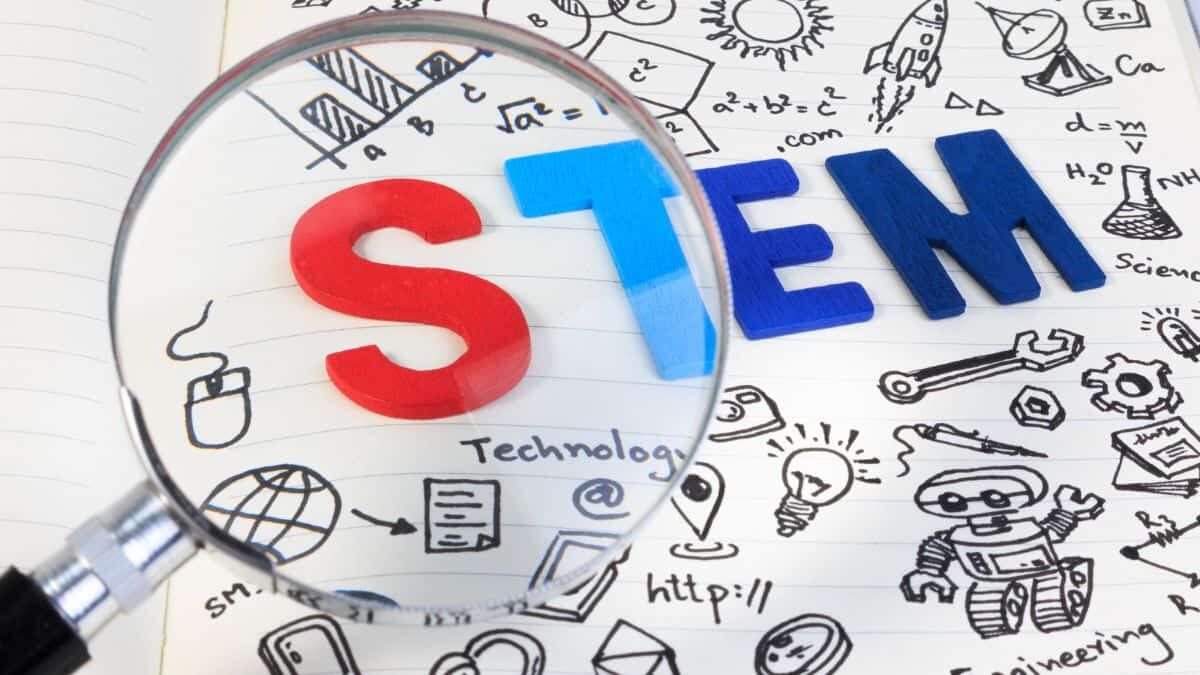 PCTO per il potenziamento delle discipline STEM e multilinguismo: 151mln stanziati dal MIM [Decreto] - STEM