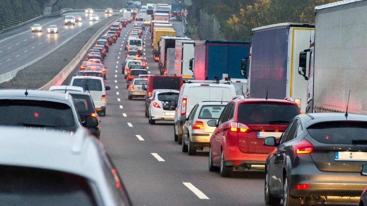 Autostrade: rimborso pedaggio per code e cantieri con App unica - Coda di auto in autostrada