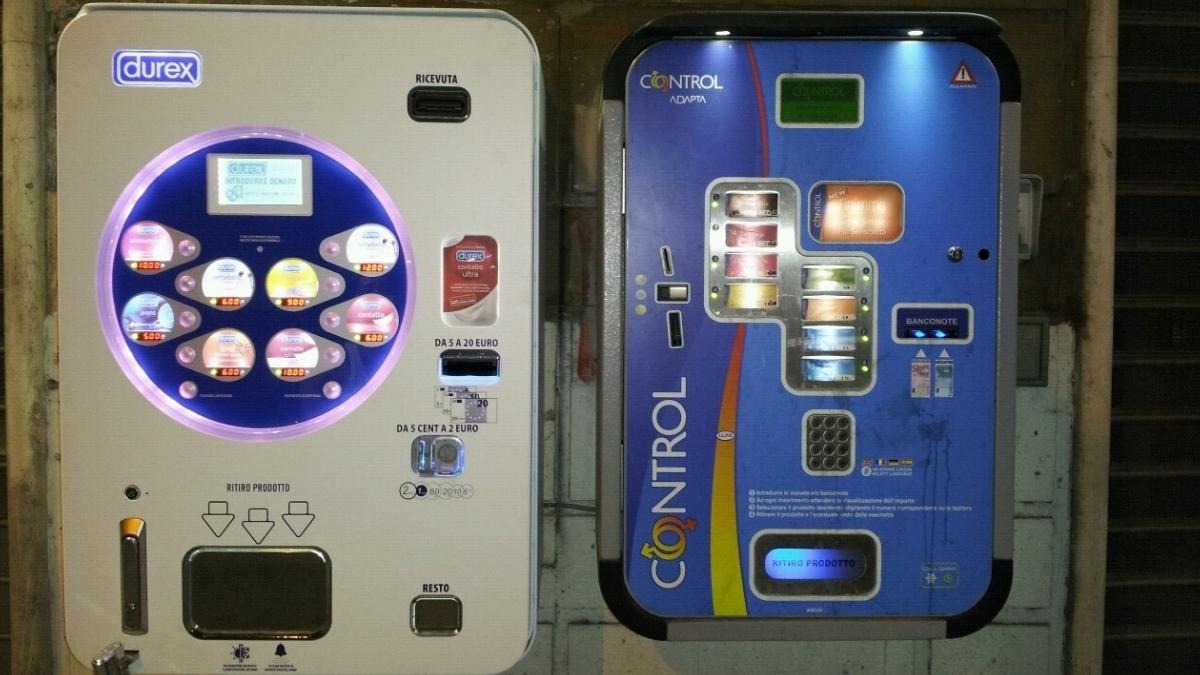 Liguria, svolta prevenzione: sì ai distributori di preservativi nelle scuole - Distributore automatico di preservativi