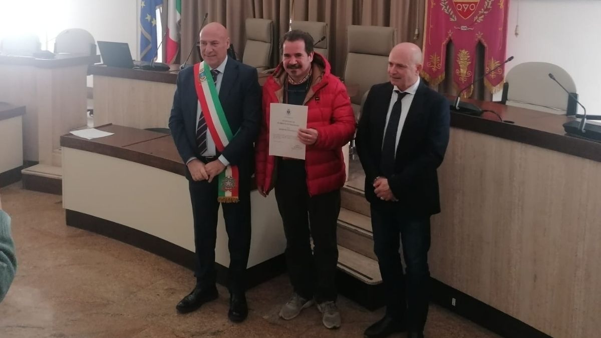 Il Comune di Crotone premia Romano Pesavento per i diritti umani - Attestato di pubblica estimazione a Romano Pesavento