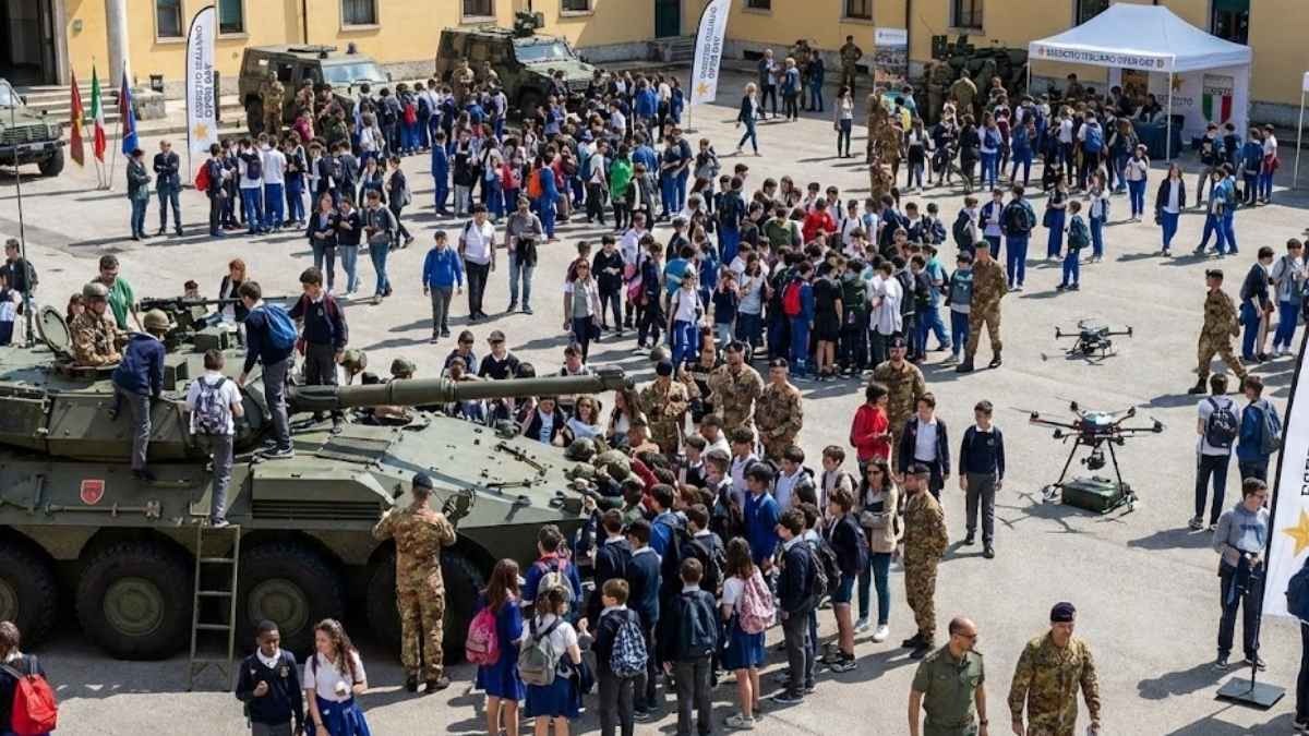 Capaci, visita didattica in una caserma dell'Esercito: scoppia la polemica - Open Day presso la caserma dell'Esercito