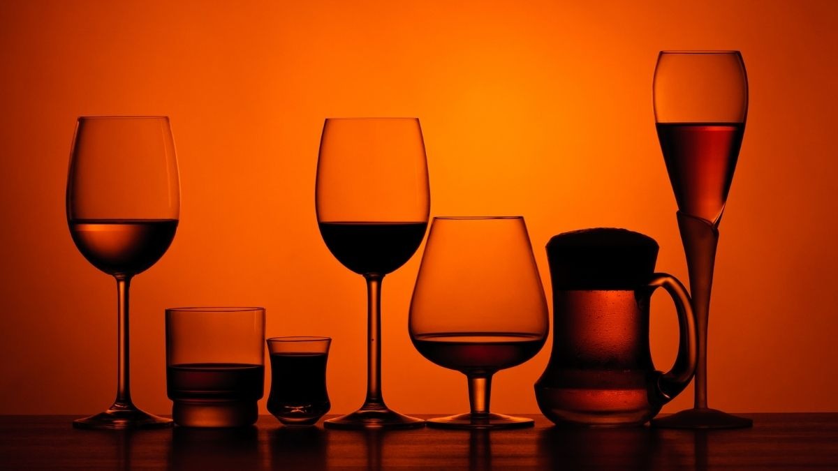 Alcol ai minorenni: chiuso locale all'Eur per school party - Bicchieri pieni di alcol