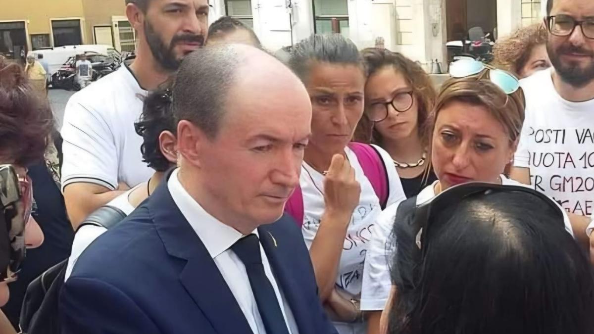 Reclutamento docenti, Pittoni (Lega): in UE il concorso non è l'unica via per le assunzioni - Mario Pittoni insieme ai docenti precari