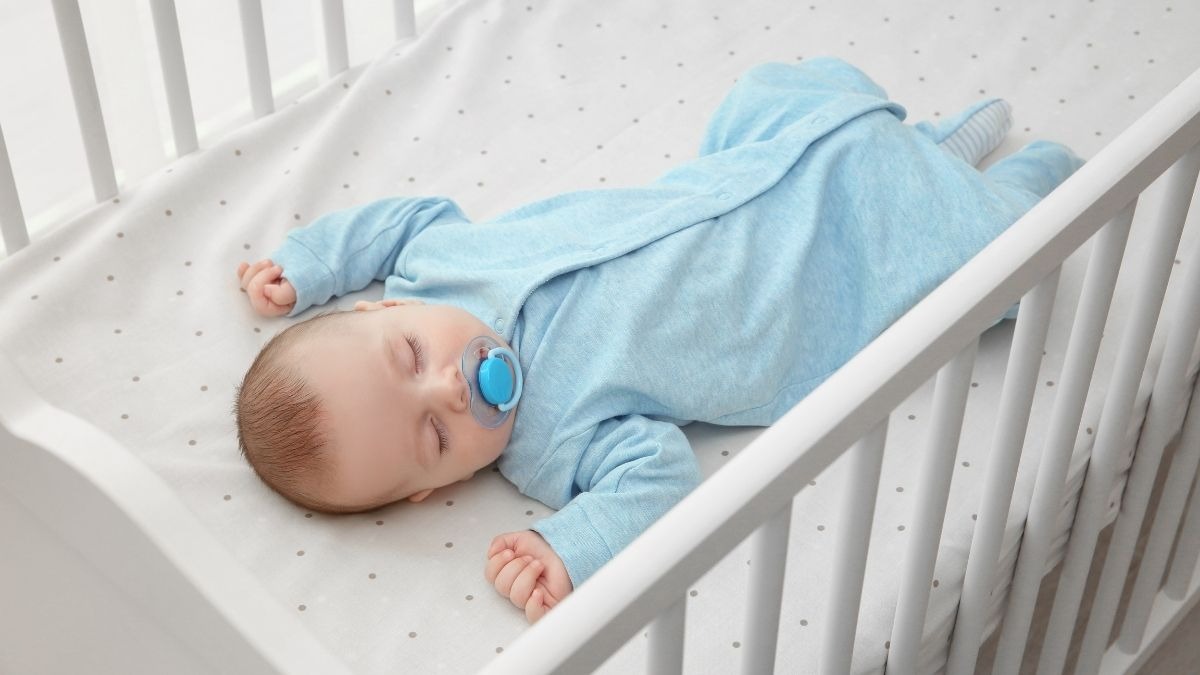 Bambini e freddo: i rischi reali degli ambienti chiusi - Un bambino dentro la culla