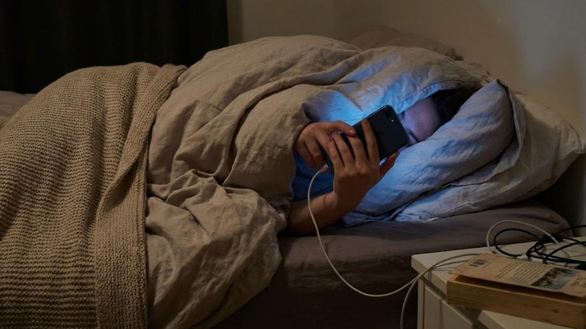 Smartphone a letto: allarme sonno per il 90% dei giovani - Minore connesso con lo smartphone fino a tarda notte