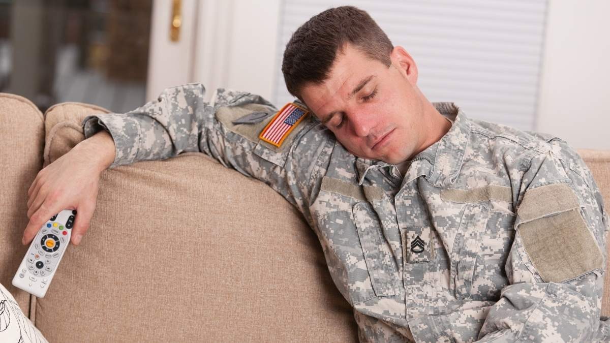 Il metodo militare per combattere l'insonnia: come funziona? - Un militare che dorme