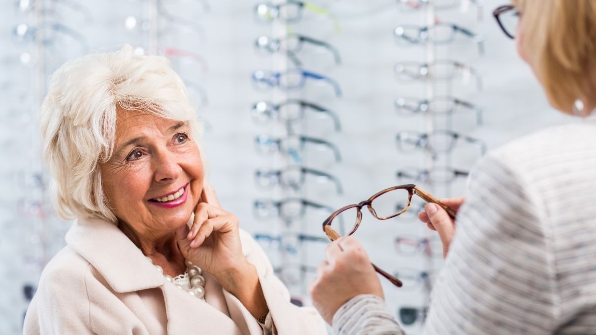 Legge 104: agevolazioni e sconti previsti per l'acquisto degli occhiali - Donna anziana metre acquista un paio di occhiali