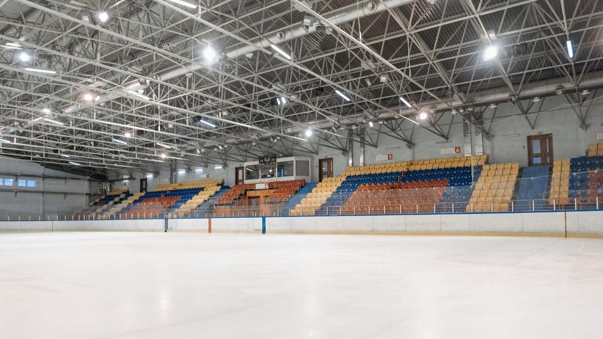 Prof aggredito da un genitore: aveva allontanato dalla pista di ghiaccio un gruppo di ragazzi molesti - Pista di ghiaccio