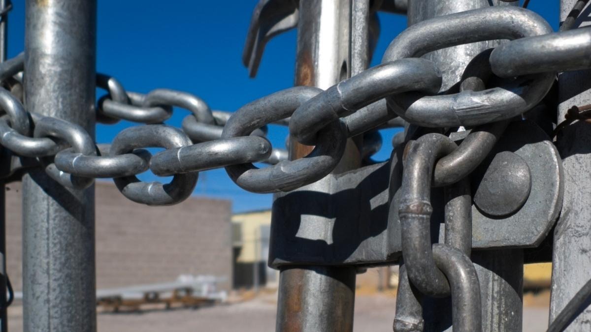 Napoli Est, scuola occupata dai genitori: bagni rotti e plesso nuovo ancora chiuso - Catene che chiudono un cancello