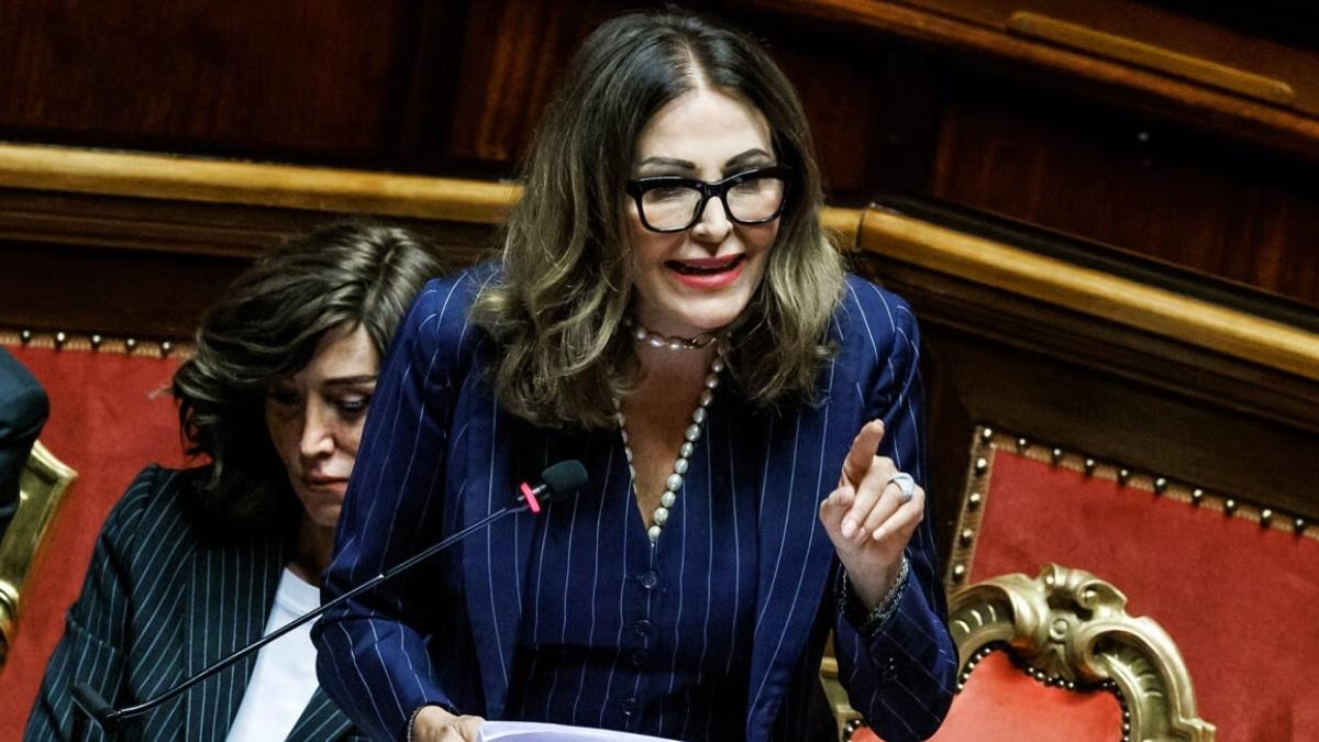 Scontro sul calendario scolastico, il M5S attacca Santanchè: 'pensi a quello delle sue udienze' - Santanchè e Bernini