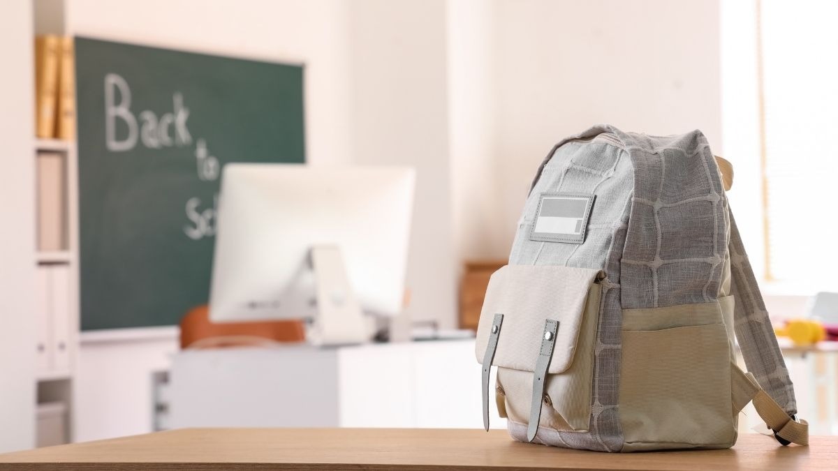 Bologna, machete nello zaino a scuola: denunciato 14enne - Uno zaino su un banco di scuola